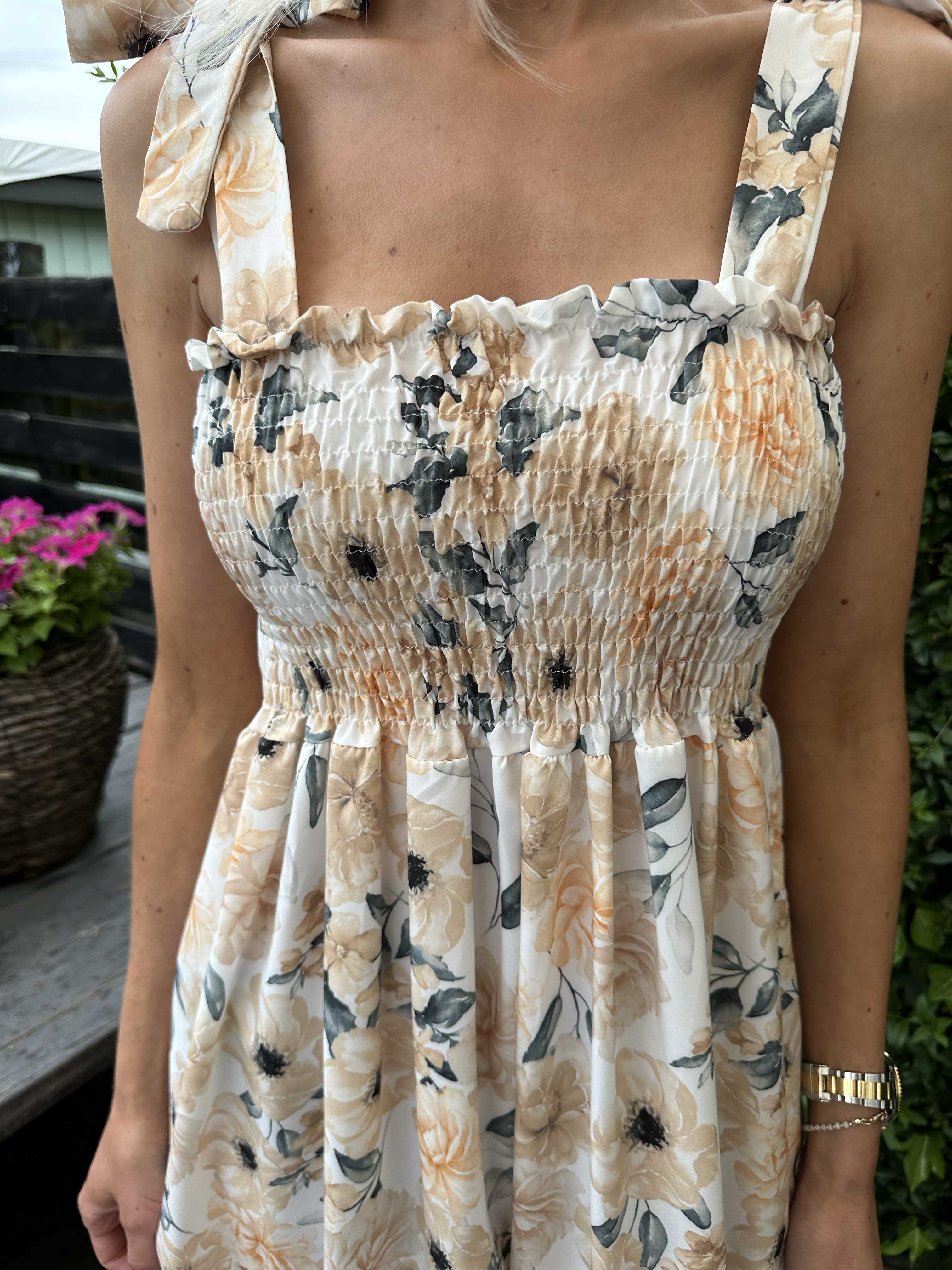 Ametrin - Kjole med sløjfe på stropperne og smock